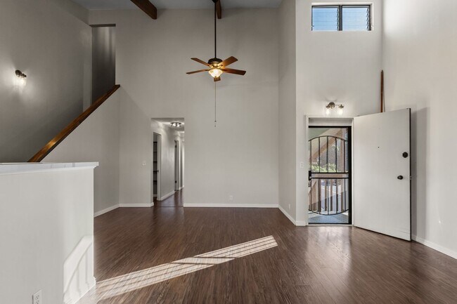 Foto del edificio - Spacious 3-Bed, 2-Bath Pet-Friendly Townhome in Prime Aiea Location – End Unit with Private Lanai...