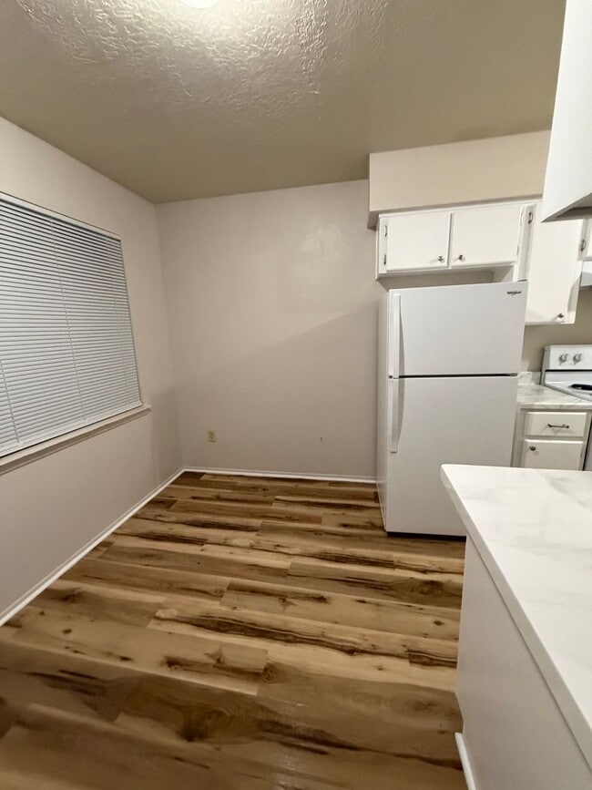 Building Photo - very nice 2 bedroom
