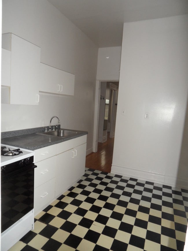 Building Photo - 1467 W Cuyler Ave