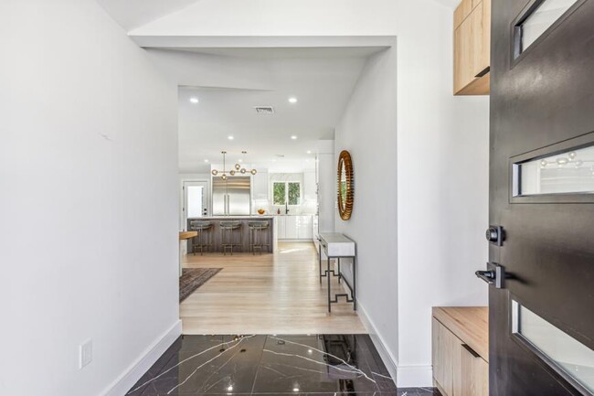 Foto del edificio - 4 bedroom in Newton MA 02459
