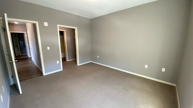 Building Photo - 1515 Kenwood Ave