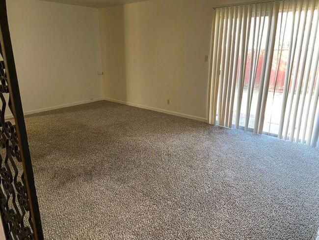 Building Photo - 3 Bedrooms 2 Bathroom