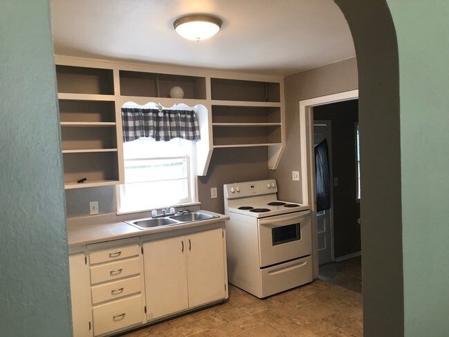 Building Photo - 2 bed 1 bath duplex
