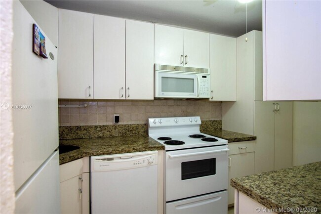 Foto del edificio - 6715 N Kendall Dr