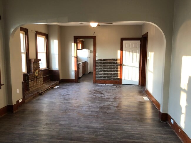 Building Photo - 309 E Clay St