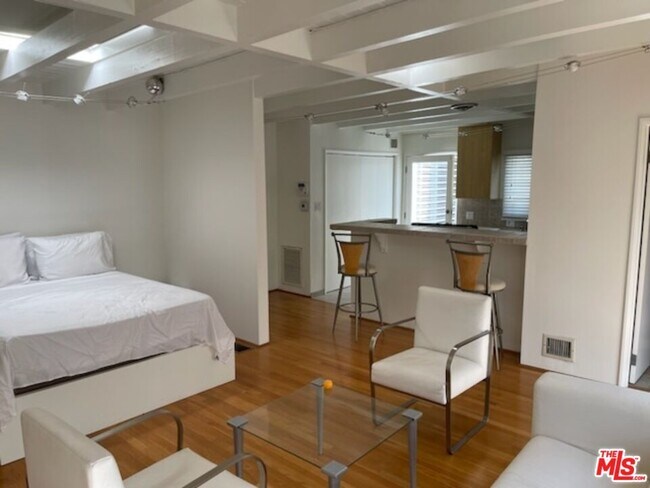 Foto del edificio - 516 N San Vicente Blvd