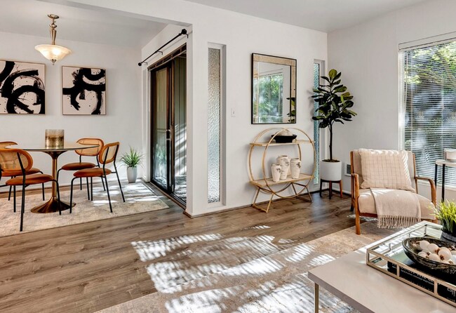 Foto del edificio - Downtown Bellevue 2 Bedroom 1.5 Bath 2 story Condo