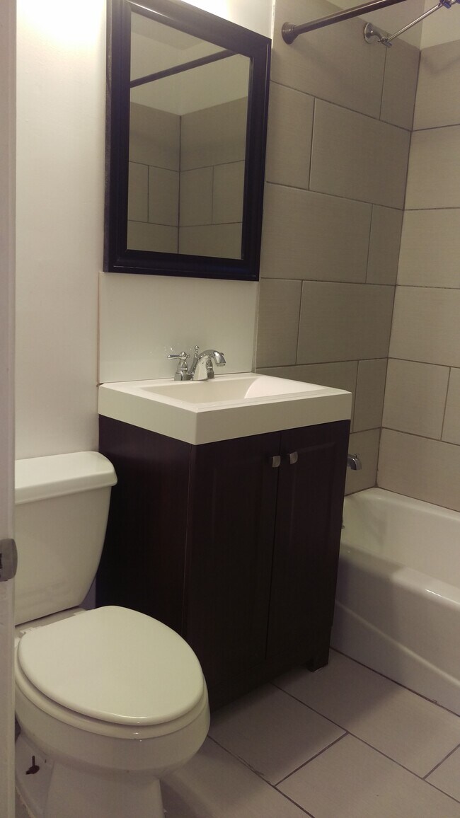 Building Photo - 3543 N Wilton Ave