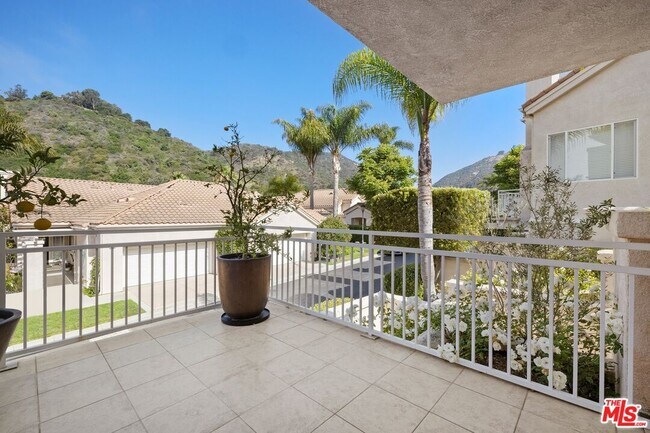 Building Photo - 668 Palisades Dr