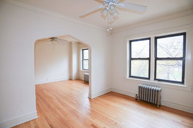 Building Photo - 2039 W Wellington Ave