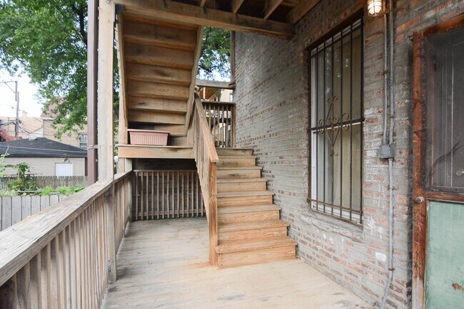 Building Photo - 1228 N Maplewood Ave