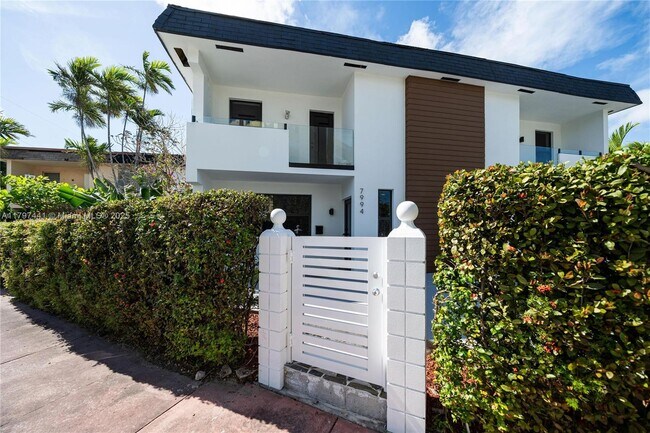 Foto del edificio - 7996 Crespi Blvd