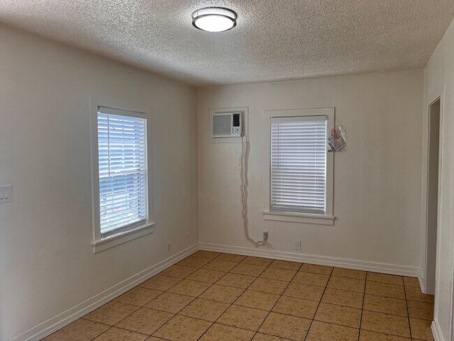 Foto del edificio - 361 W 16th St