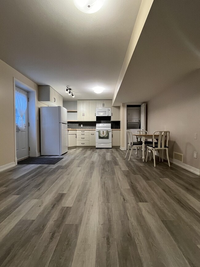 Building Photo - 46508 Lear Dr