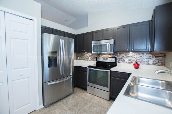 Foto del edificio - Stunning home fenced yard