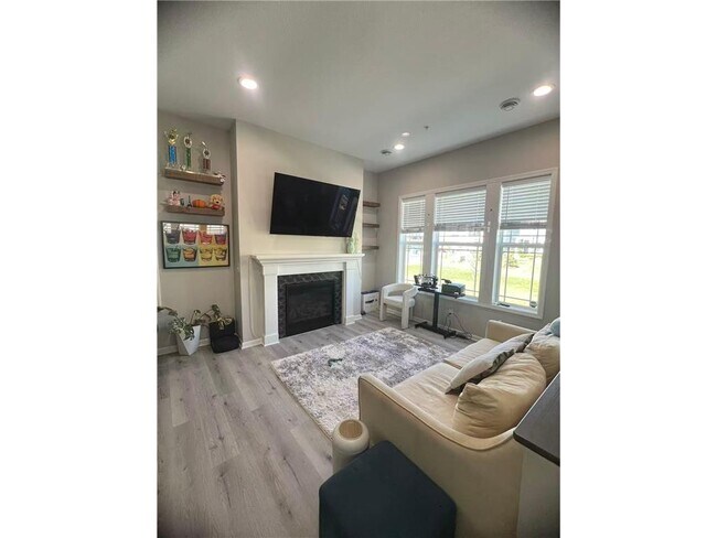 Foto del edificio - 8055 Arrowwood Ln N