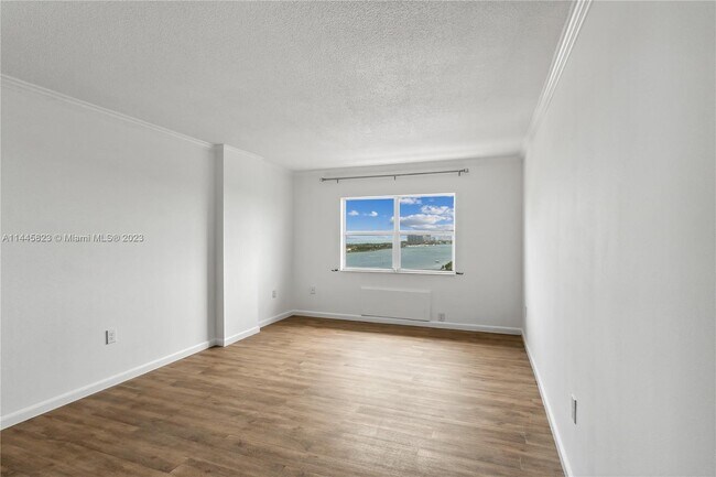 Building Photo - 400 Kings Point Dr