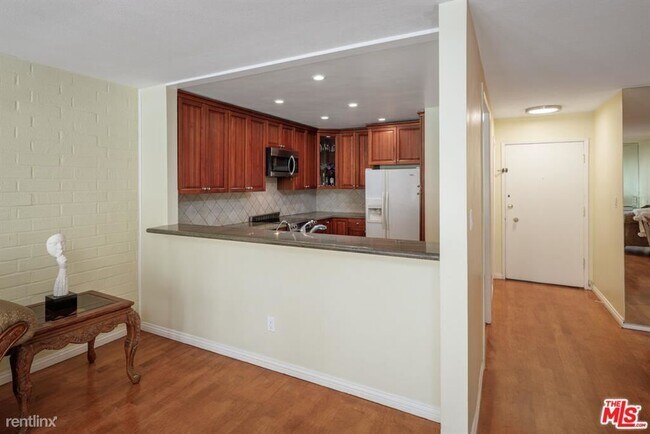 Building Photo - 2 br, 2 bath Condo - 11750 W Sunset Blvd A...