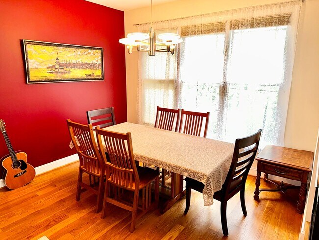 Building Photo - Stylish 3BR, 3BA Townhouse – Prime Locatio...
