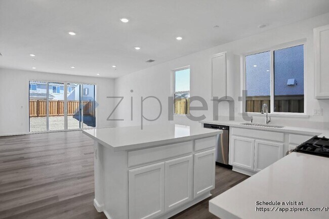 Foto del edificio - 15474 Hedges Dr