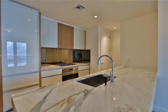 Building Photo - 2831 S Bayshore Dr