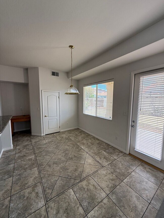 Foto del edificio - Stylish Southwest Bakersfield Home with Do...