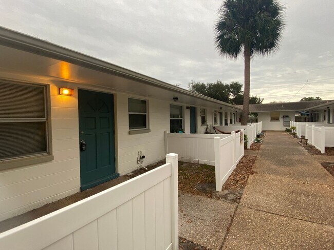 Foto del edificio - SPACIOUS 1 BEDROOM 1 BATH APARTMENT HOME ST PETERSBURG FL