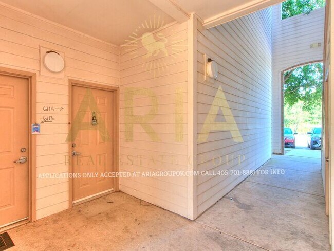 Building Photo - 2 BED 2 BATH EDGE CONDO!