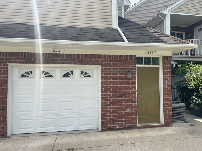 Foto del edificio - Shelby Twp 2-Bedroom,2-Bath, attached gara...