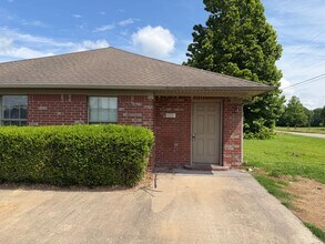 Building Photo - 419-421 Middle Rd