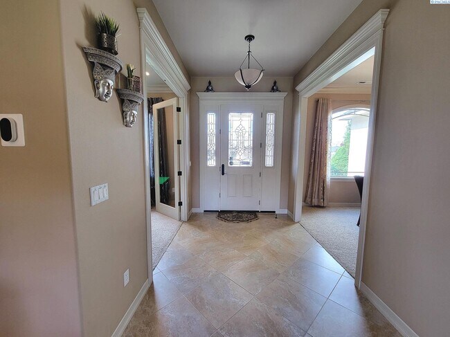 Foto del edificio - Large South Richland 4 Bed/3 Bath Home