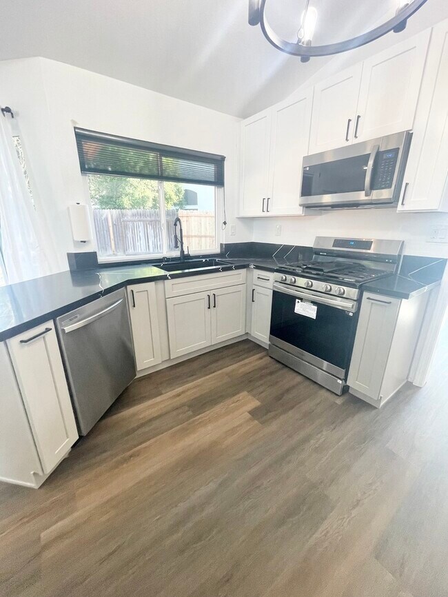 Foto del edificio - Stunning newly remodeled 3 bedroom 2 bathroom home!