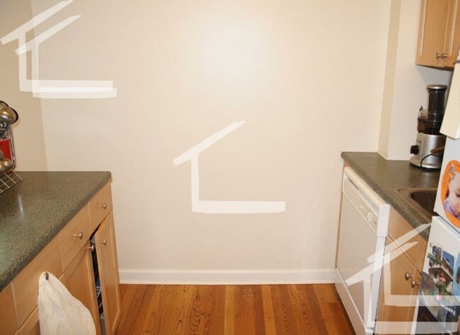 Building Photo - 9/1 No Fee! Spacious 2BR near Northeastern, all utils inc!