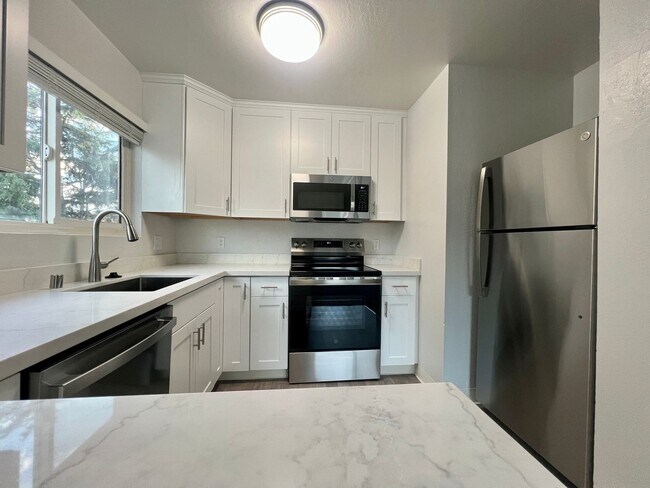 Foto del edificio - Modern Renovated 2-Bedroom in Santa Clara | Prime Location Near Apple, Nvidia & Major Highways