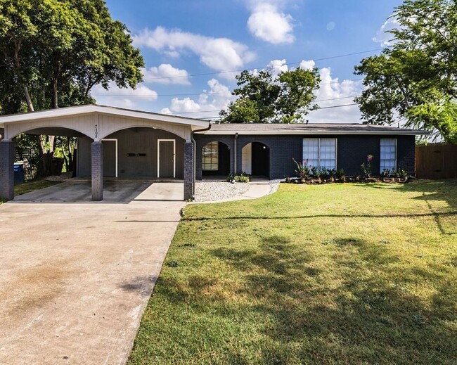 carport with laundry room - 7308 Grand Canyon Dr