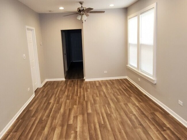 Foto del edificio - 4920 W Potomac Ave