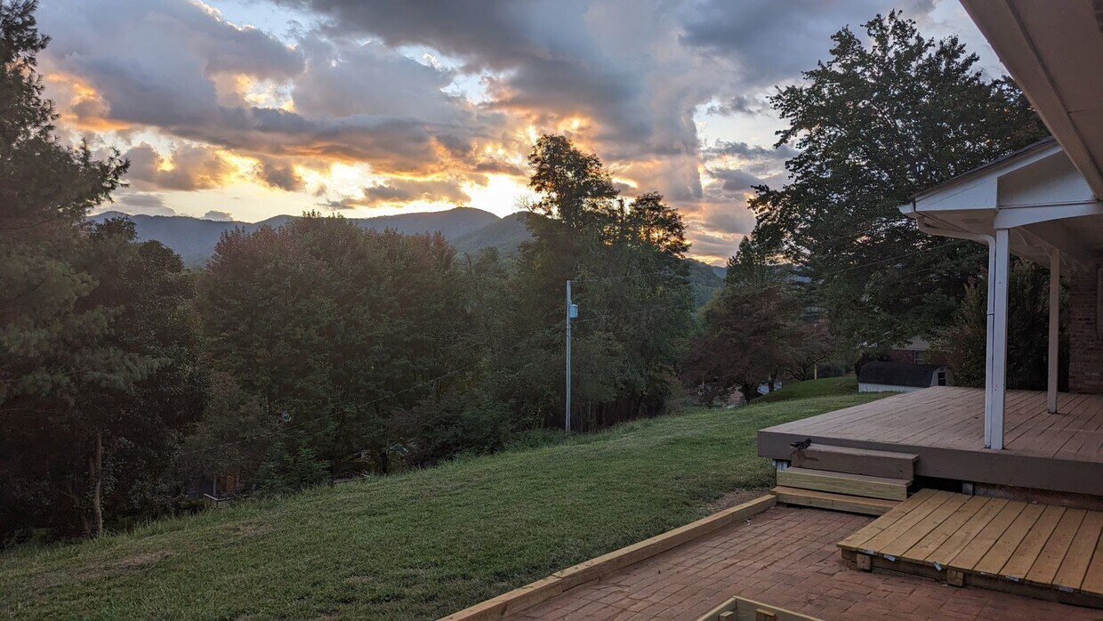 What a VIEW! Beautiful 3BD/2BA Ranch Style House in Speedwell Acres offered exclusively by Wester... - What a VIEW! Beautiful 3BD/2BA Ranch Style House in Speedwell Acres offered exclusively by Wester...