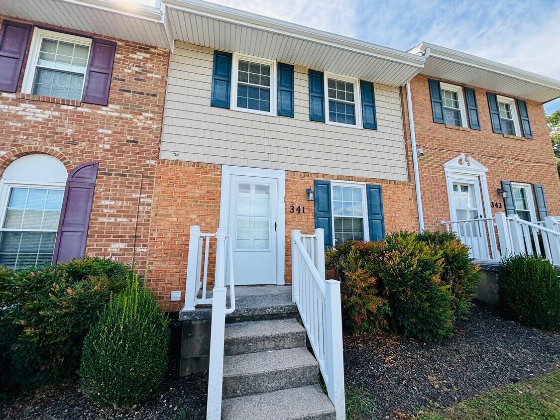 Foto principal - 2 Bedroom, 1.5 Bath Townhouse