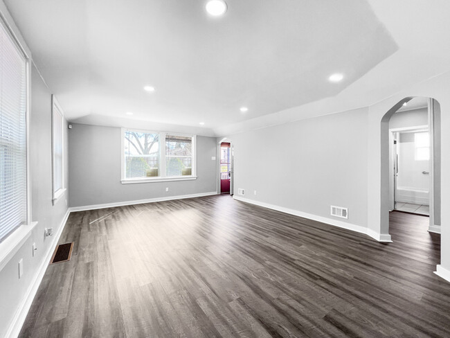 Foto del edificio - Spacious 6 Bedroom Home w/ Room for Everyone!