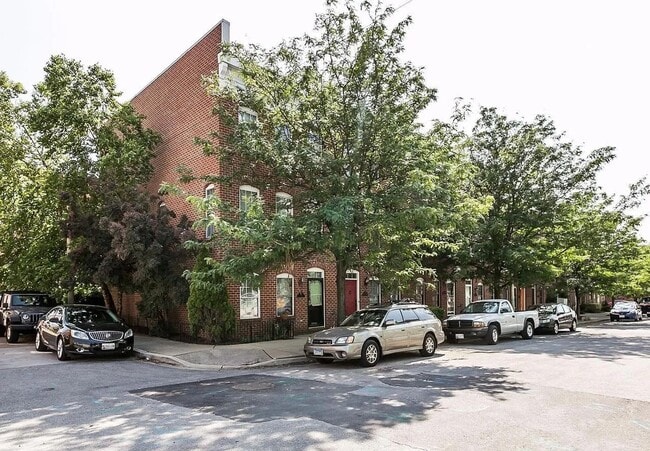Building Photo - Coming Soon – 3BR/4BA End-Unit Townhome wi...