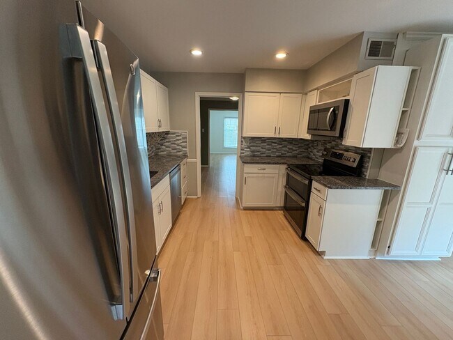 Foto del edificio - Beautiful End-Unit Townhome with Modern Updates & Private Backyard