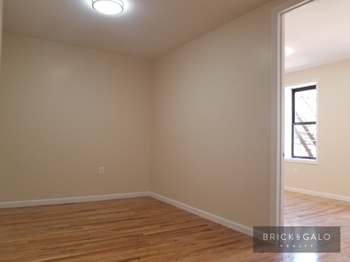 Foto principal - 542 Parkside Ave