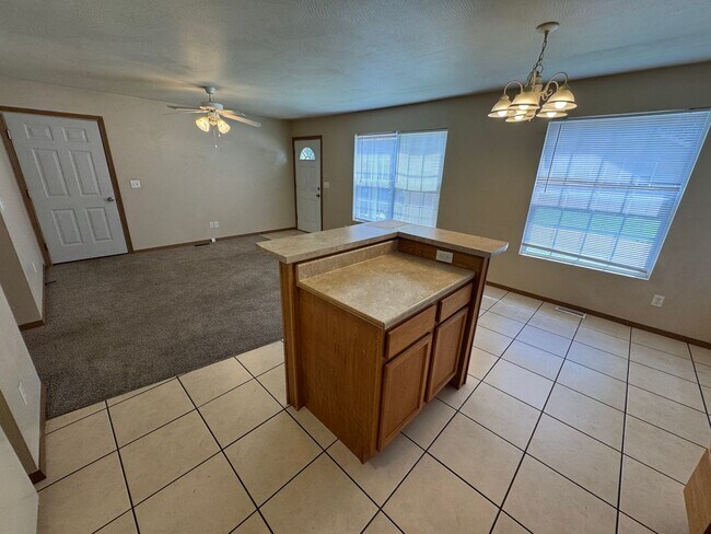 Foto del edificio - 2 bedroom 2 bathroom duplex with yard care...