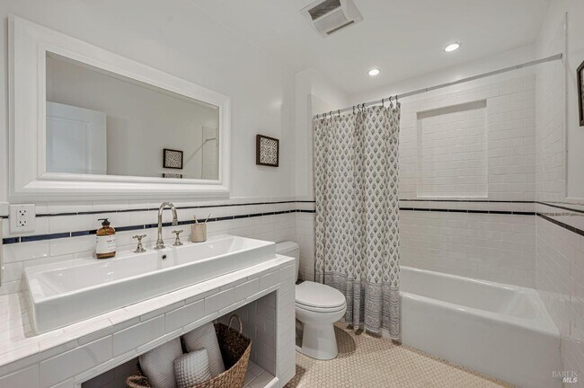 Building Photo - 544 Silverado Dr