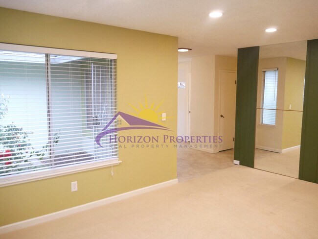 Building Photo - Spacious 4 Bed 2 Bath 1,575 sqft Lincoln V...