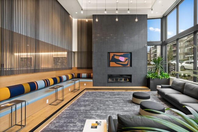 Lounge con chimenea y ventanales - EdgePoint Apartments