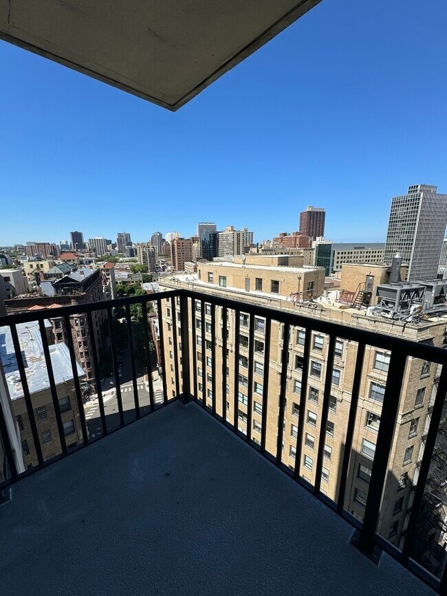 Foto del edificio - 2740 N Pine Grove Ave