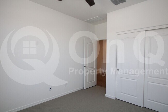 Foto del edificio - 24215 W Gross Ave