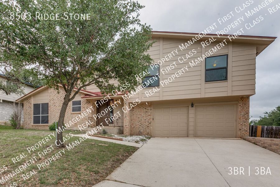 Foto principal - Must see! 3 BR, 2.5 BA corner with large b...