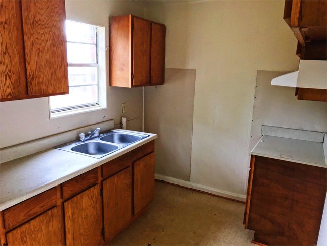 Building Photo - 944 Houck St